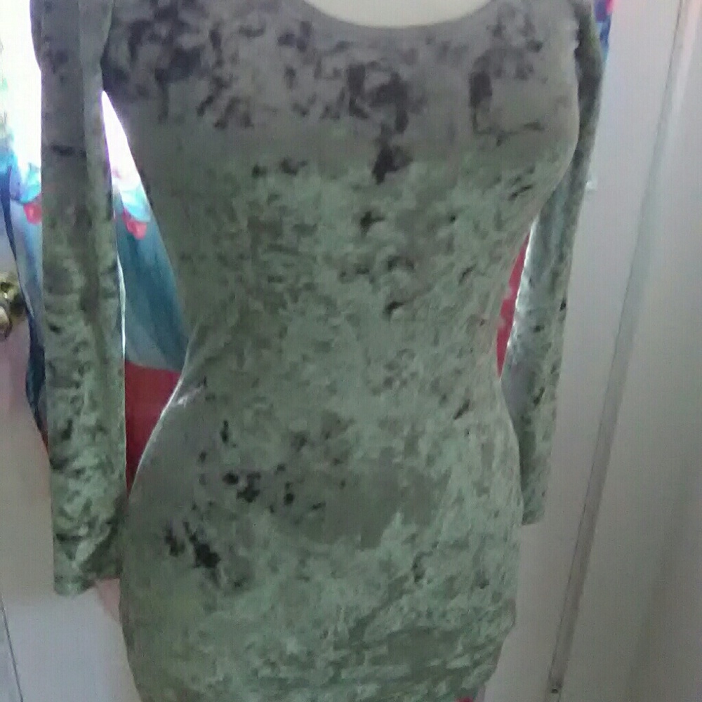 😍Curve hugging velvetlong sleeve dress,never worn
